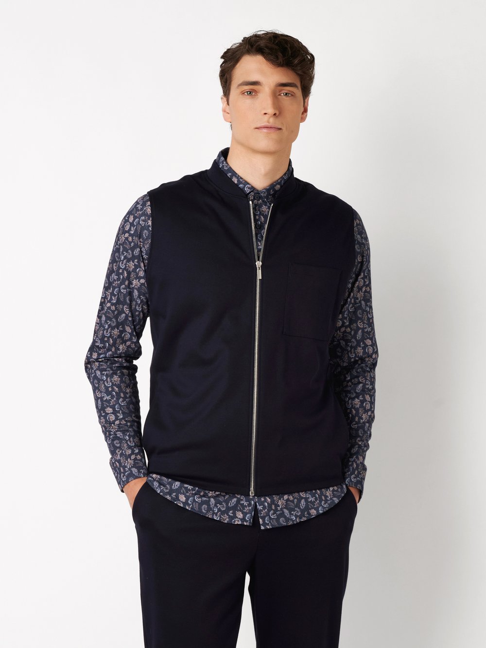 Herrenweste Casual Zip Vest in solid navy, Frontansicht am Model getragen