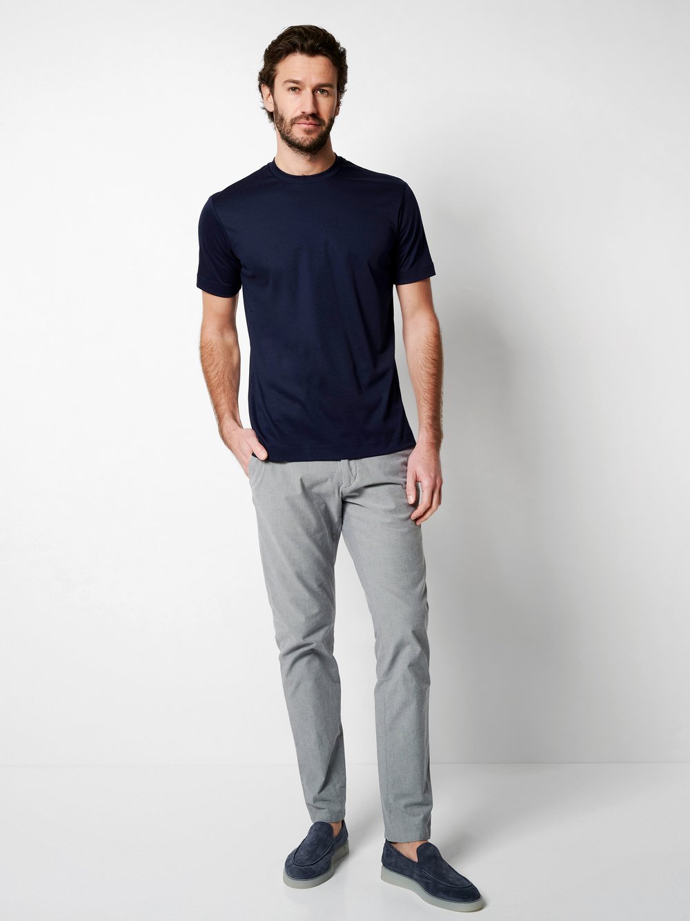 Herrenshirt Casual Roundneck in solid navy, Outfitansicht am Model