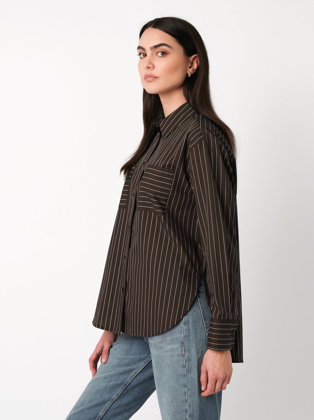 Damenbluse Finja in pinstripe mocha, Frontansicht am Model getragen