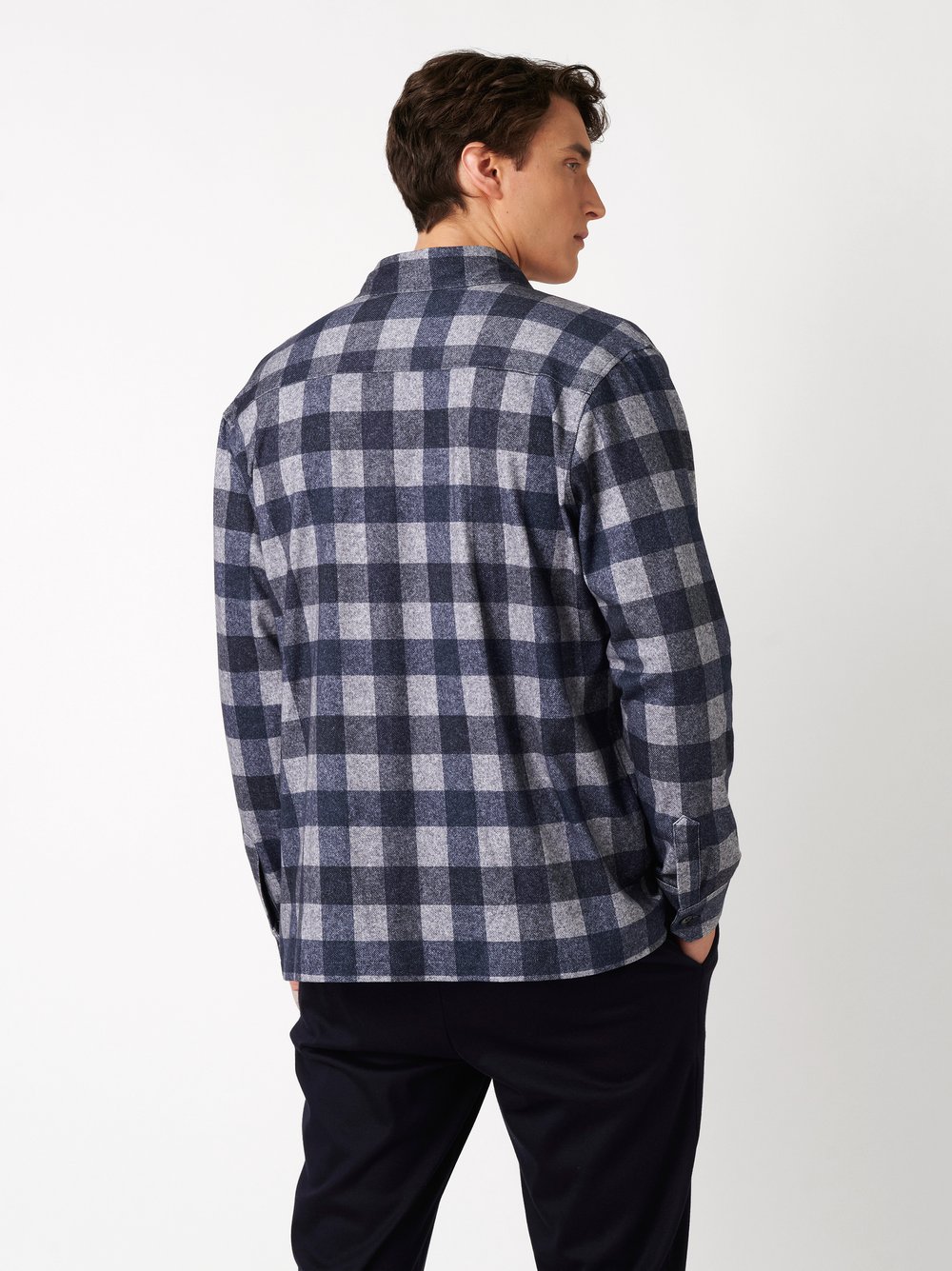 Herrenhemd Casual Shacket in grey blue flannel check, Rueckansicht am Model getragen