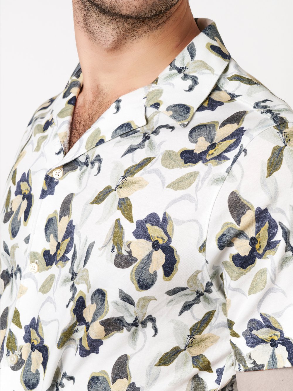 Mens shirt casual lido in green and blue flowers, detail view