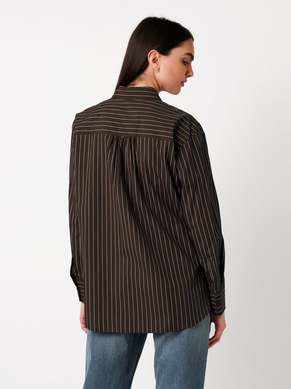 Damenbluse Finja in pinstripe mocha, Rueckansicht am Model getragen