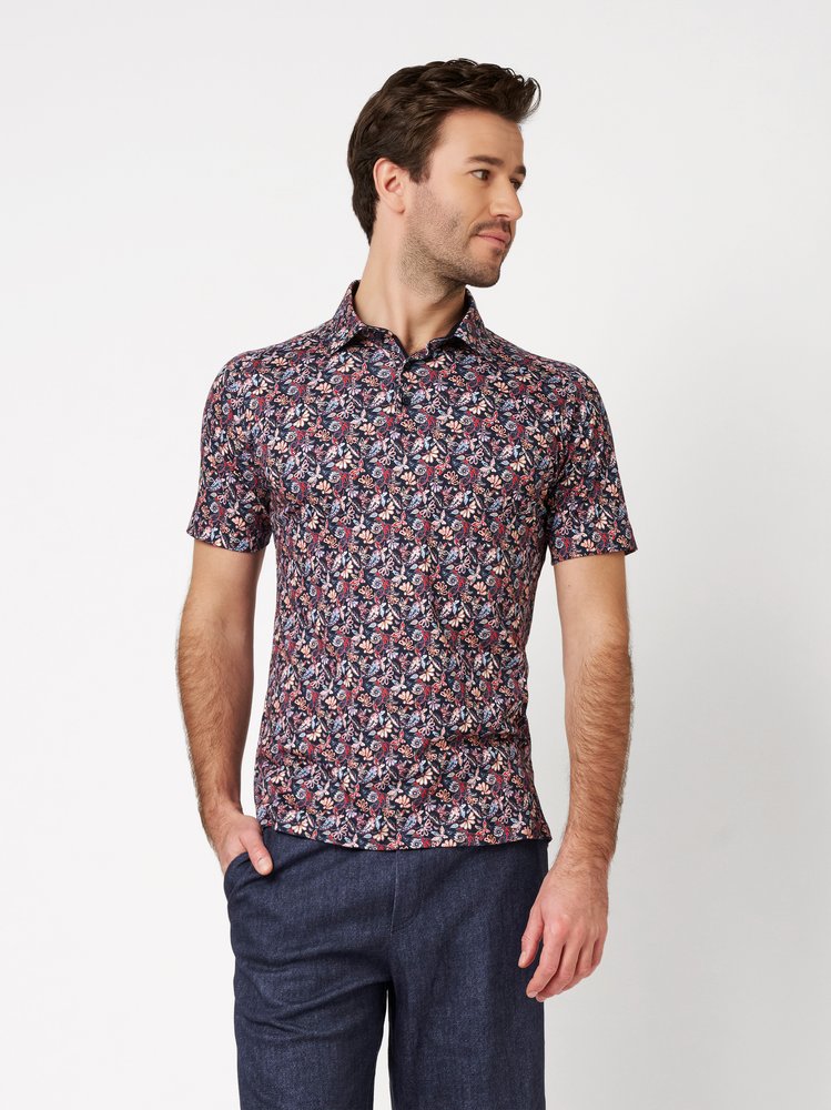 Herrenpolo Casual Kent in red apricot artwork, Frontansicht am Model getragen