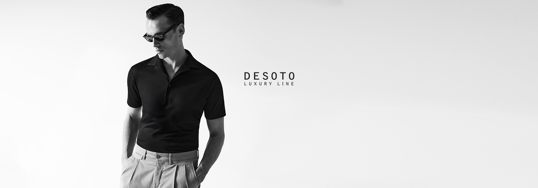 Mann in Poloshirt der DESOTO Luxury Line – stilvoll, minimalistisch, hochwertig.