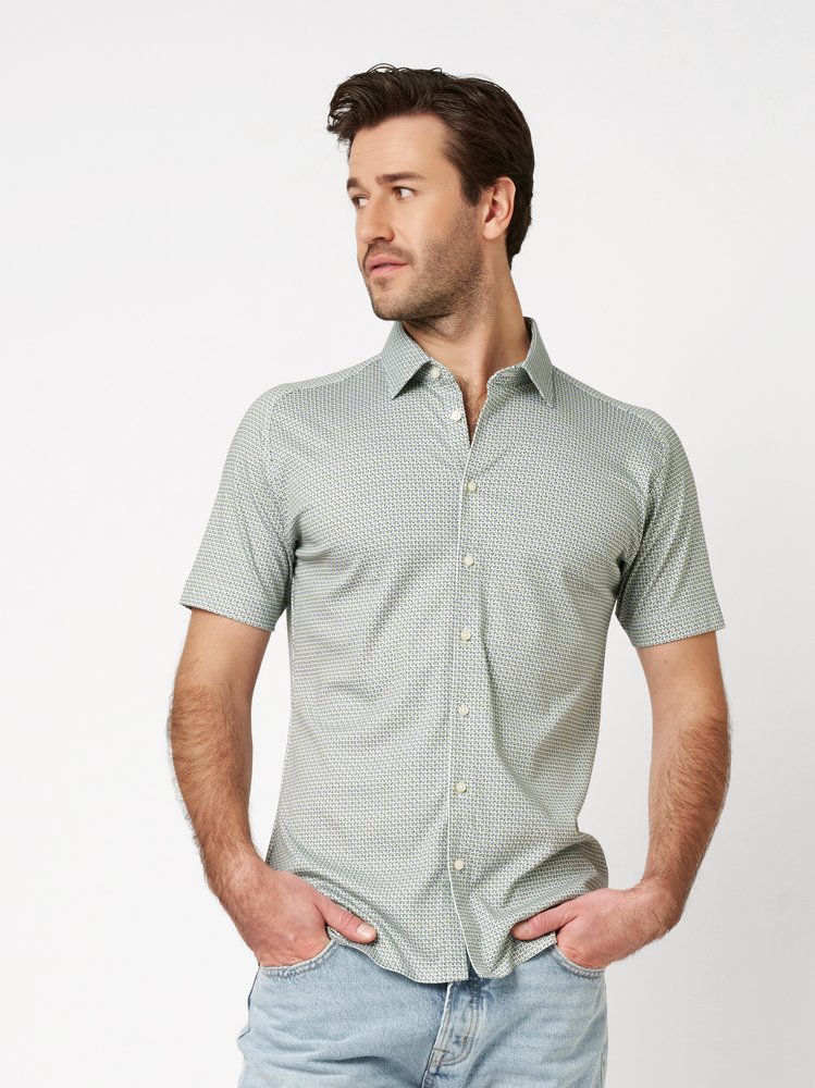 Herrenhemd Casual Kent in light green light blue circles, Frontansicht am Model getragen