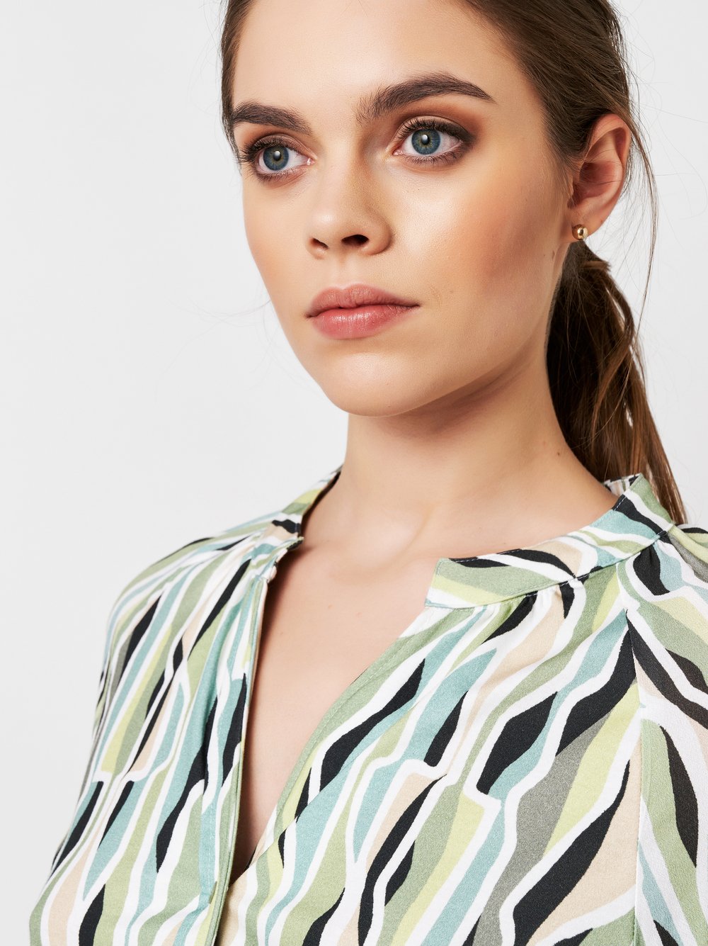 Bluse Lana abstract apple mint black Detailansicht Bluse Lana abstract apple mint black Detailansicht