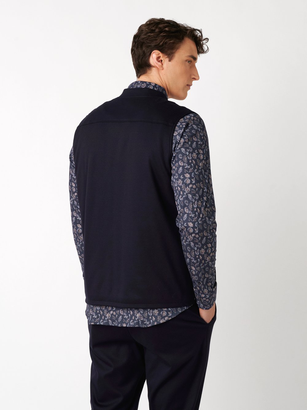 Herrenweste Casual Zip Vest in solid navy, Rueckansicht am Model getragen