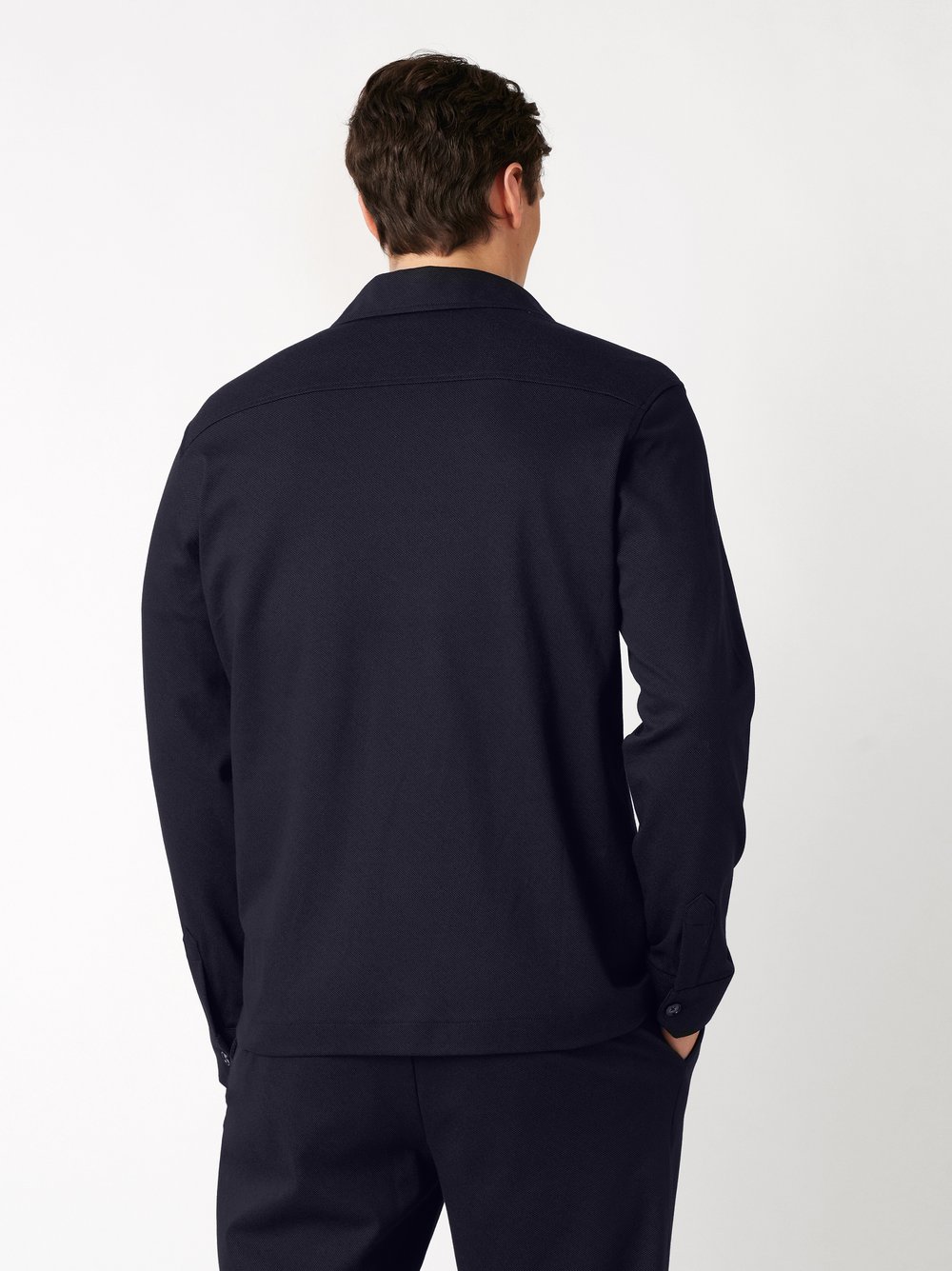 Herrenhemd Casual Overshirt Kent in dark navy twill, Rueckansicht am Model getragen