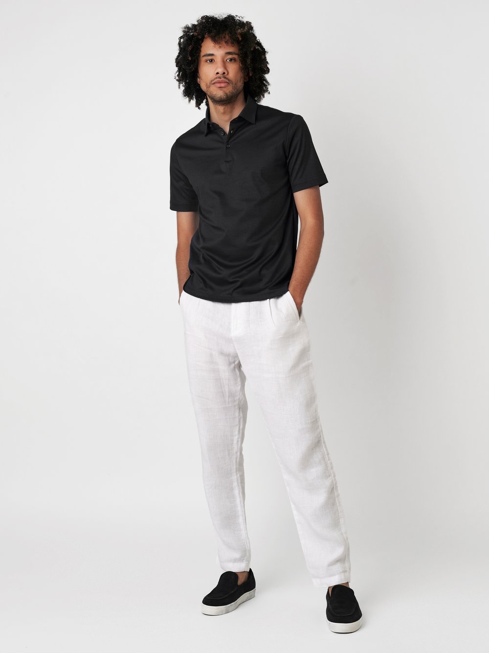 Herrenpolo Essential Kent in black pique, Outfitansicht am Model