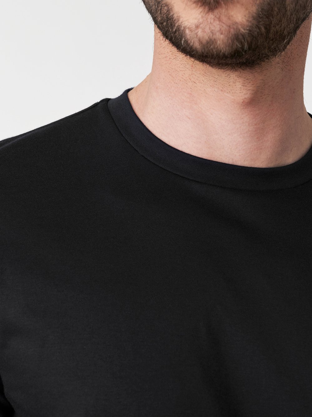 T-Shirt Casual Roundneck solid black detail view