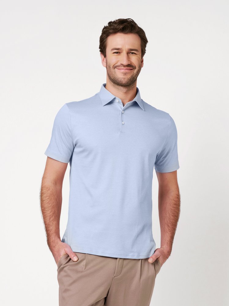 Herrenpolo Essential Kent in light blue pique, Frontansicht am Model getragen
