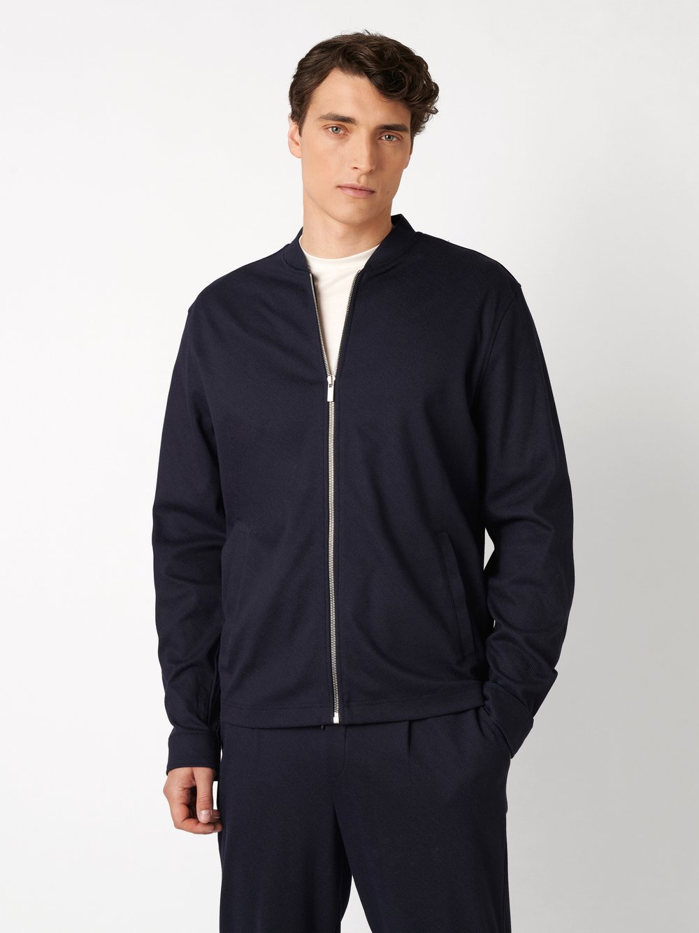 Herrenjacke Casual College Jacket in dark navy twill, Frontansicht am Model getragen