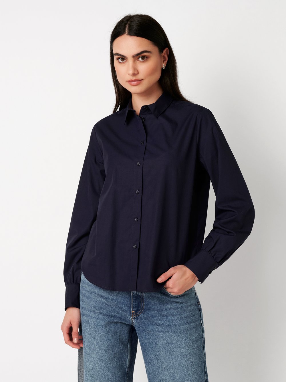 Damenbluse Lizzy in solid midnight blue, Frontansicht am Model getragen