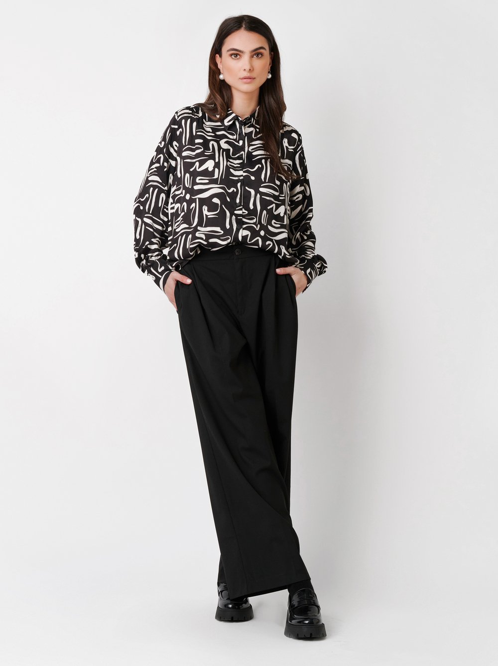 Blouse Lena handpainted creme on black outfit view