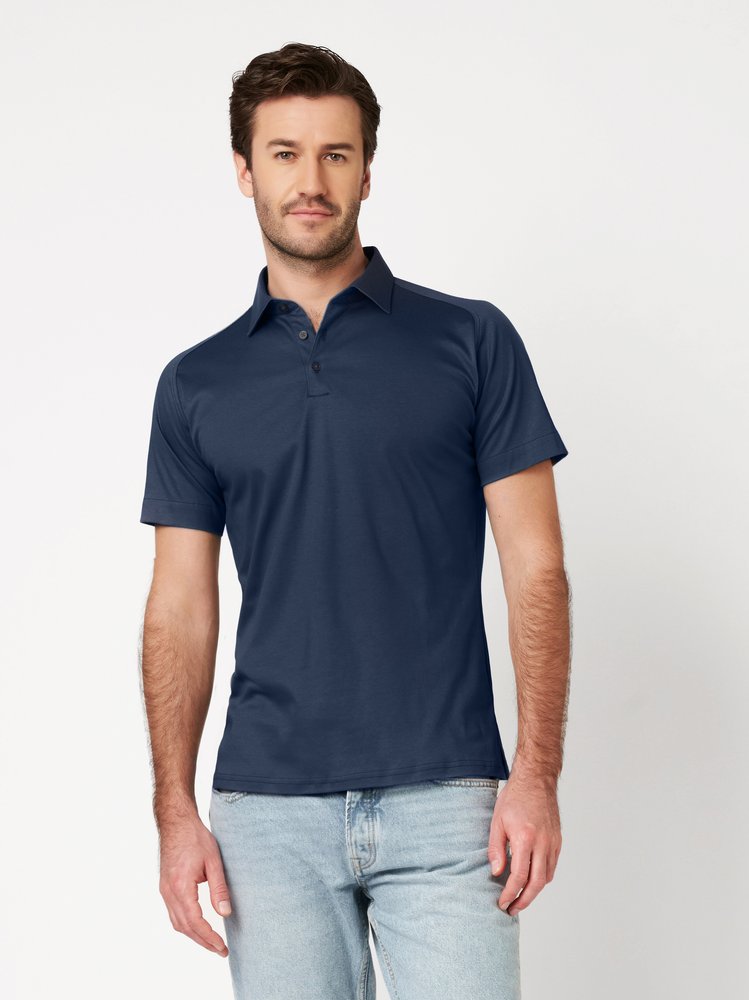 Herrenpolo Casual Kent in navy pique, Frontansicht am Model getragen