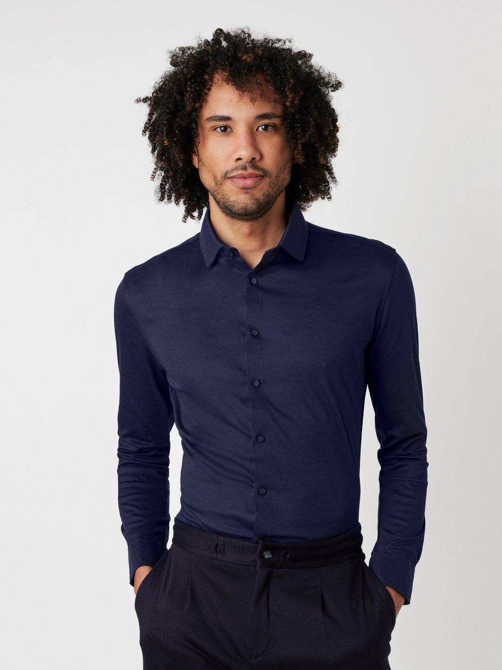 Herrenhemd Casual Kent in solid navy, Frontansicht am Model getragen