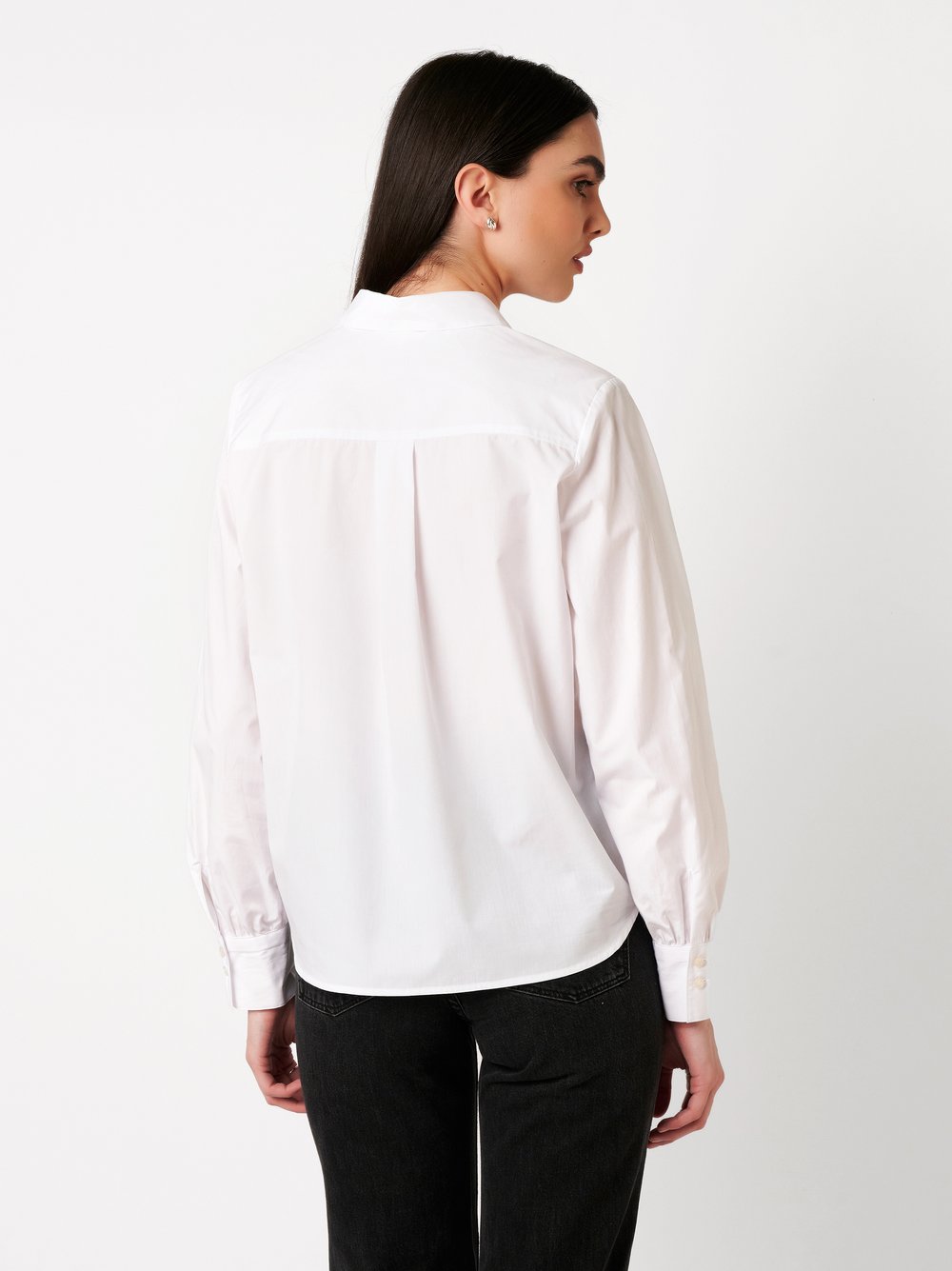 Damenbluse Lizzy in solid white, Rueckansicht am Model getragen