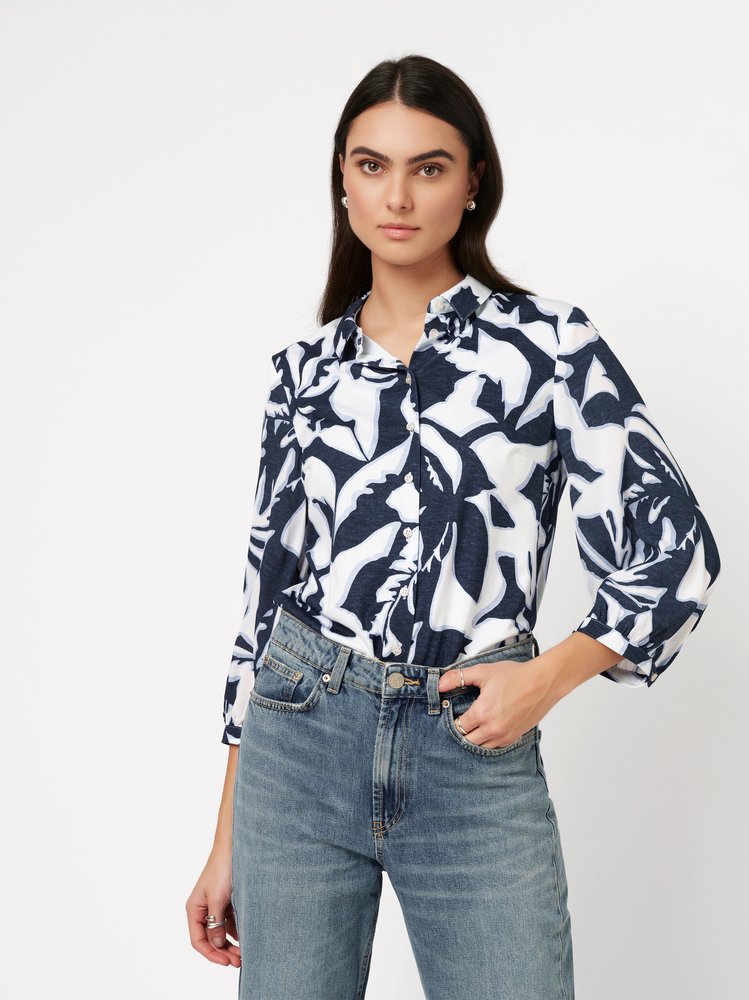 Damenbluse Pia in abstract blue flowers, Frontansicht am Model getragen