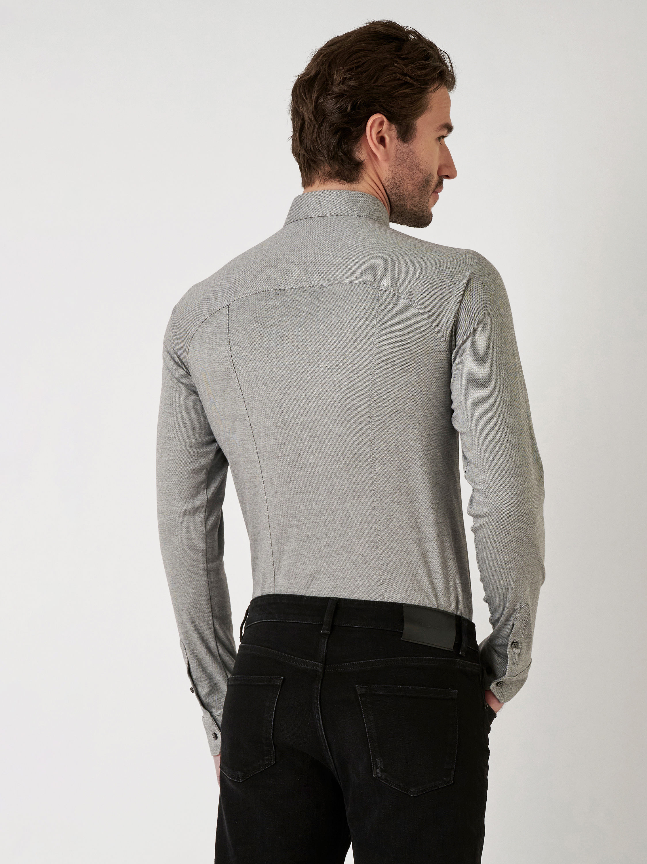 Herrenhemd Casual Kent in light grey pique, Rueckansicht am Model getragen