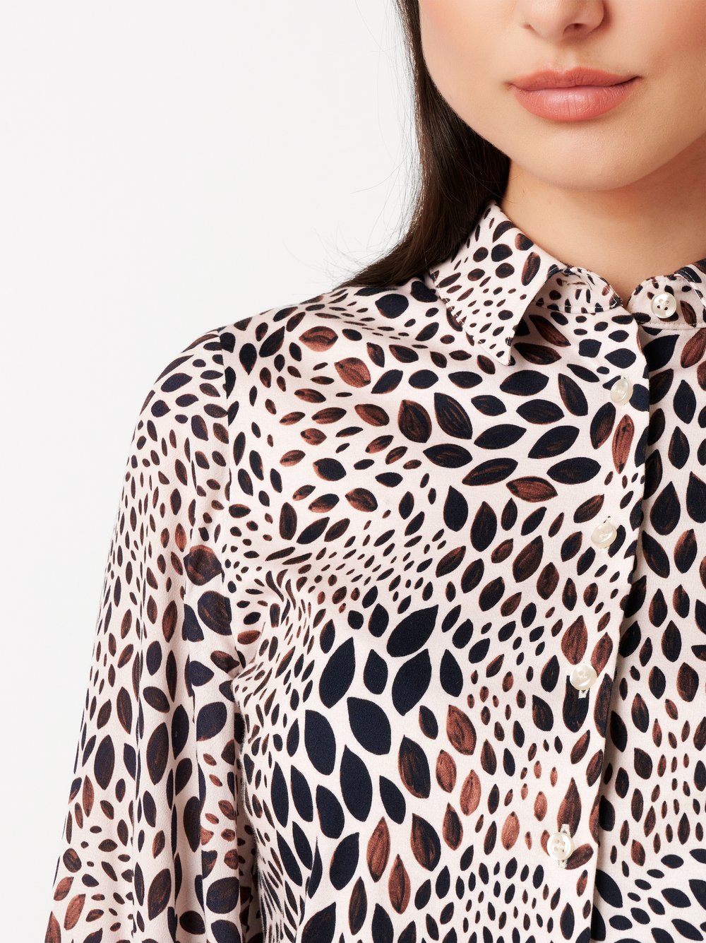 Damenbluse Pia in leaf mosaic mocha, Detailansicht