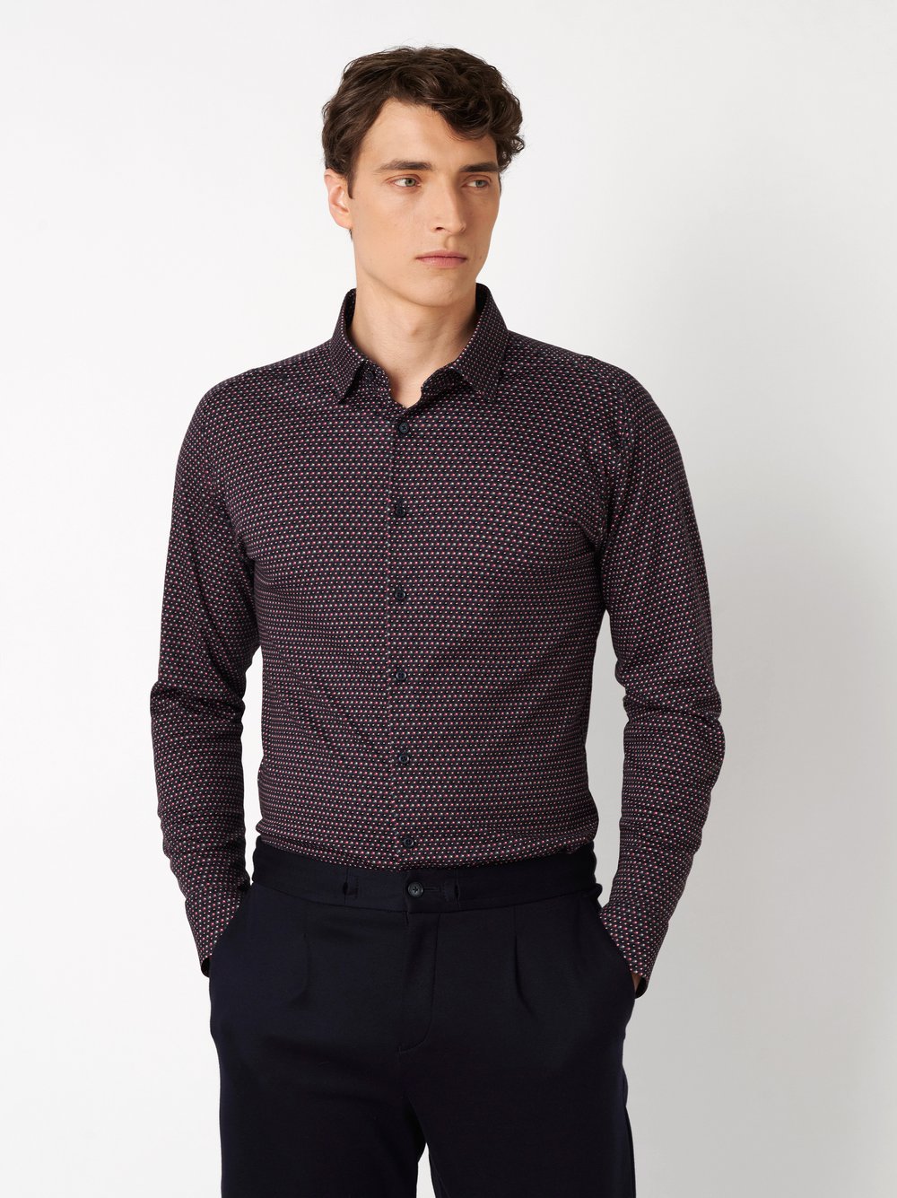 Mens shirt casual kent in bordeaux pyramids, front view worn by model