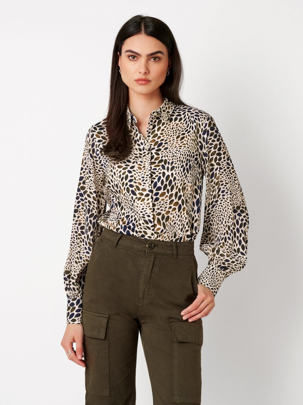 Damenbluse Pia in leaf mosaic olive, Frontansicht am Model getragen