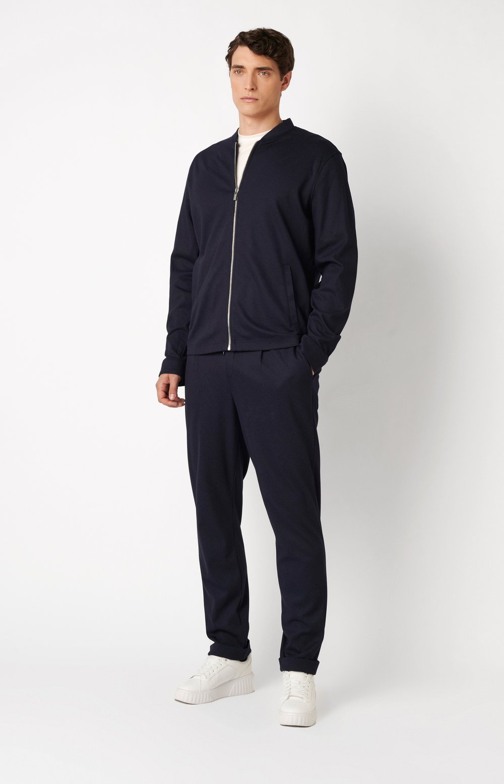 Herrenjacke Casual College Jacket in dark navy twill, Outfitansicht am Model