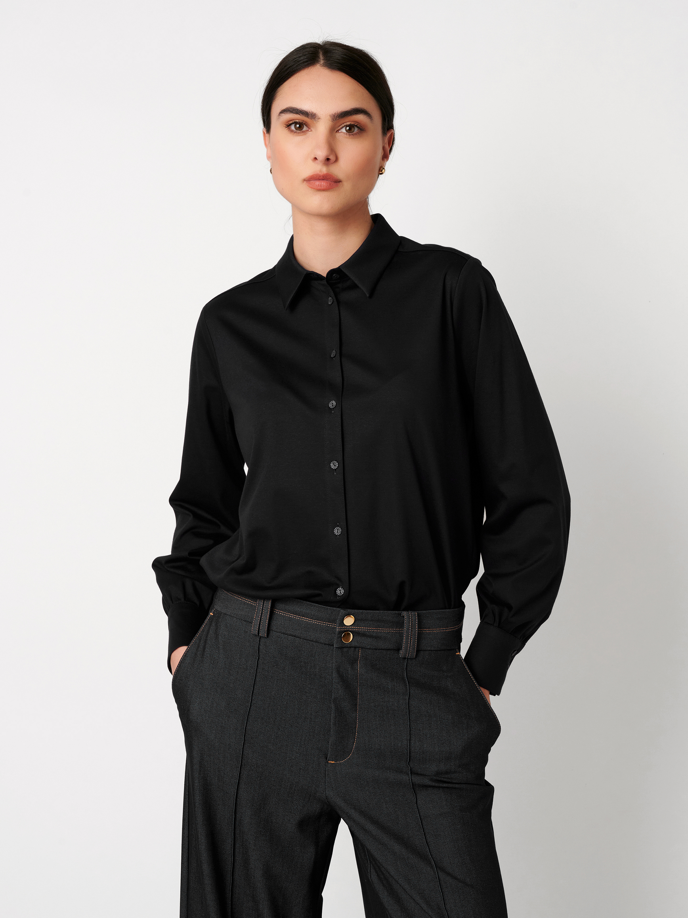 Damenbluse Lizzy in black, Frontansicht am Model getragen