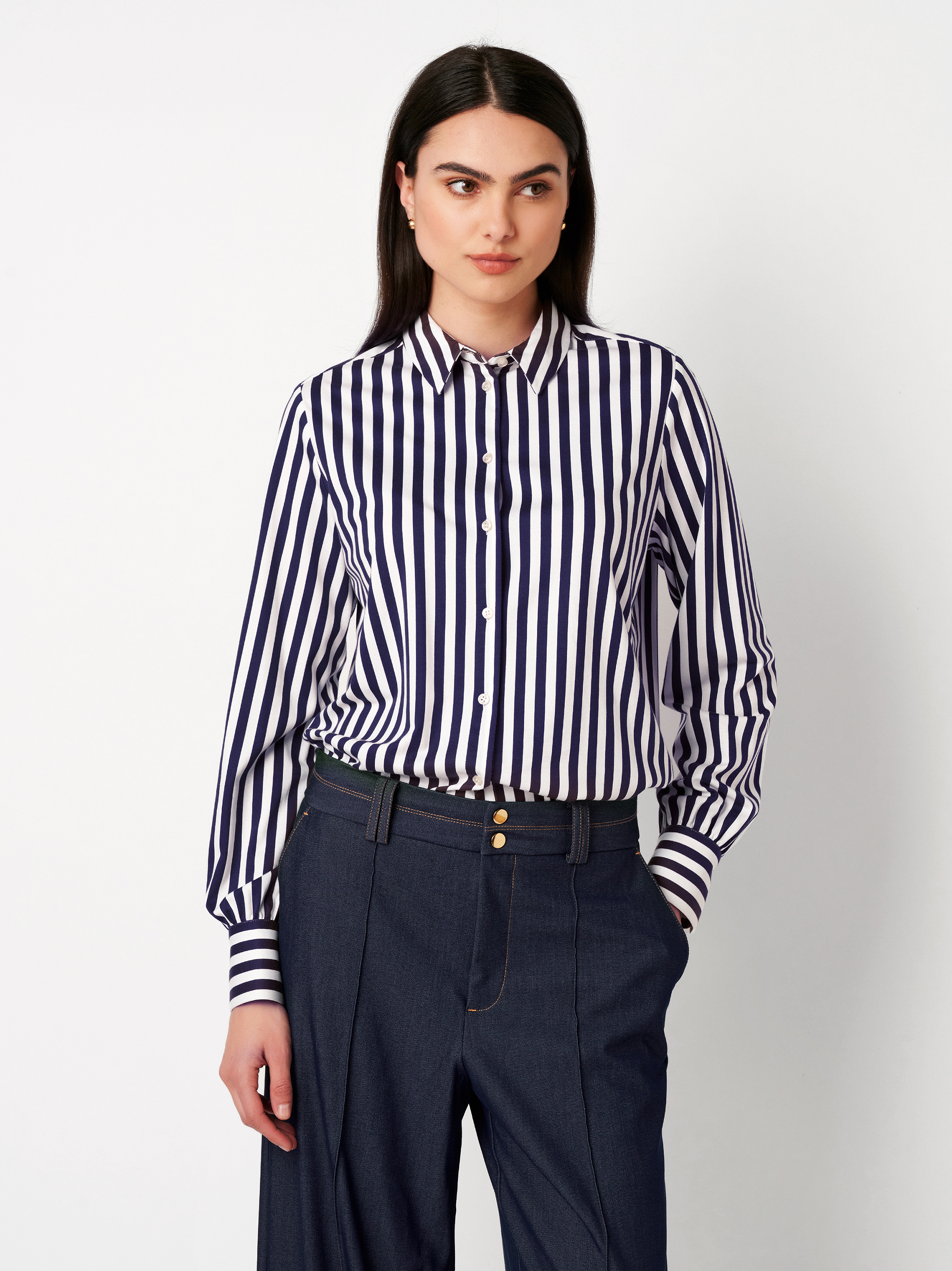 Damenbluse Lizzy in boldstripe navy, Frontansicht am Model getragen