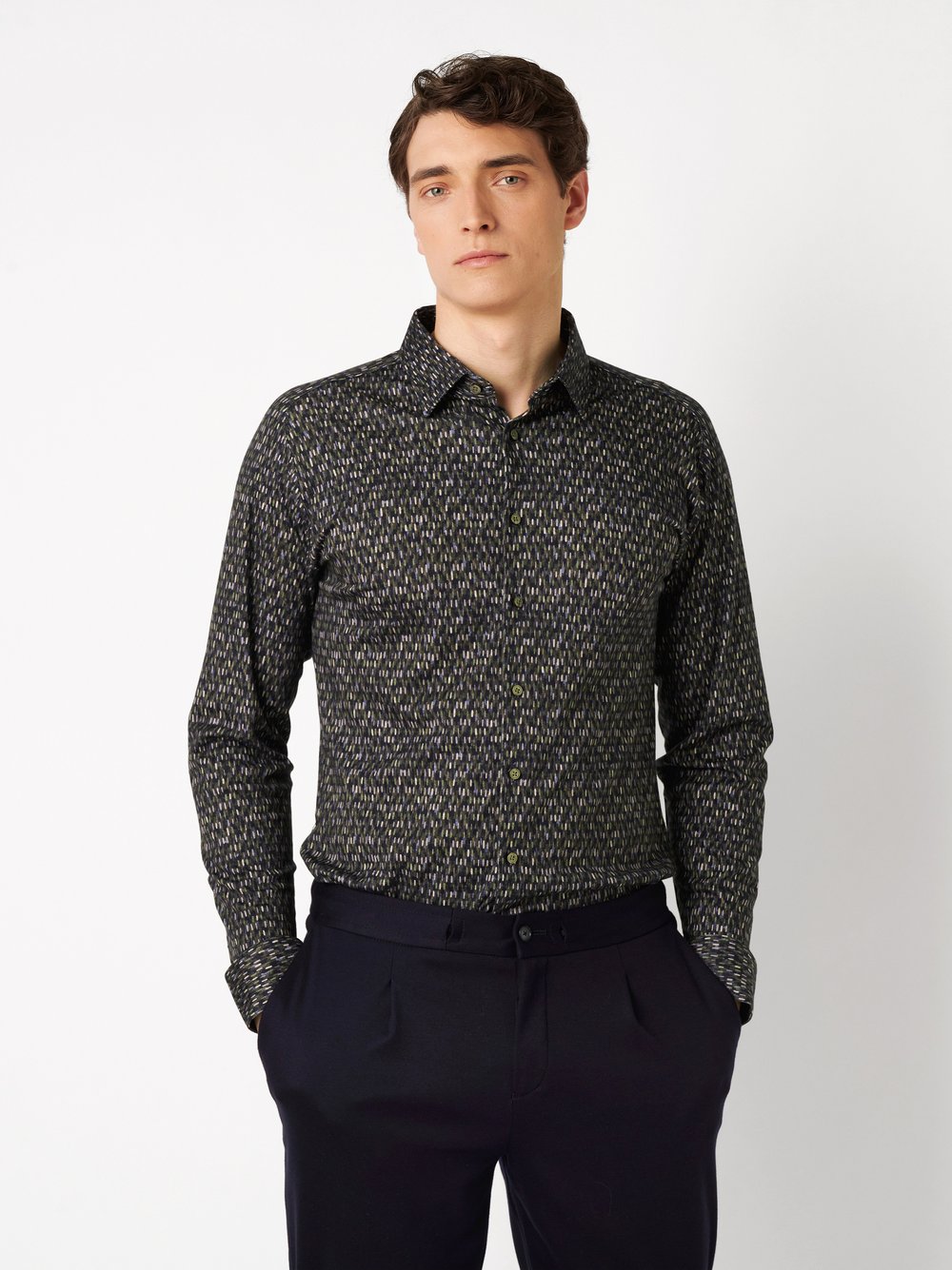 Mens shirt casual kent in green drops, front view worn by model