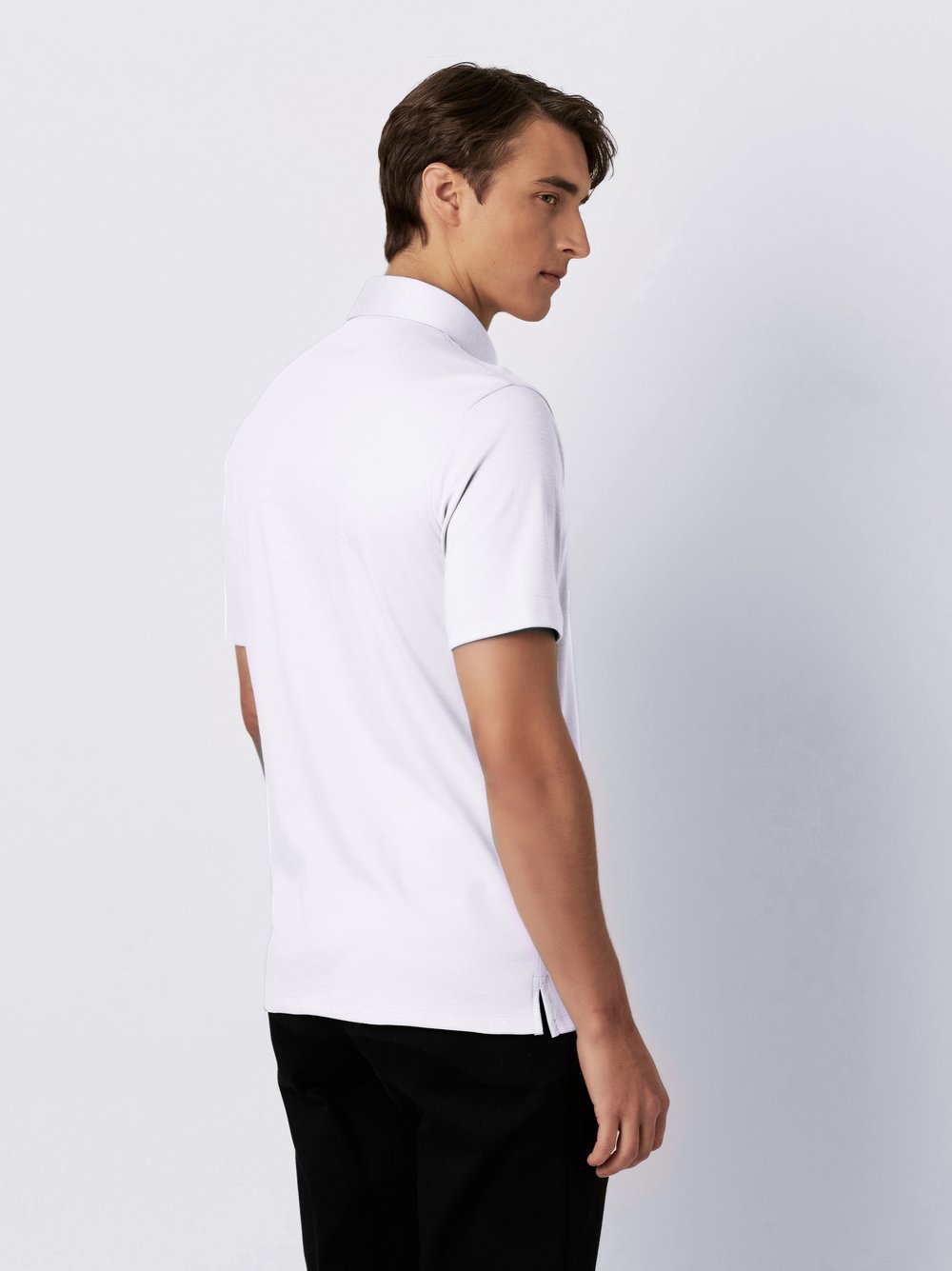 Herrenpolo Essential Kent in white pique, Rueckansicht am Model getragen