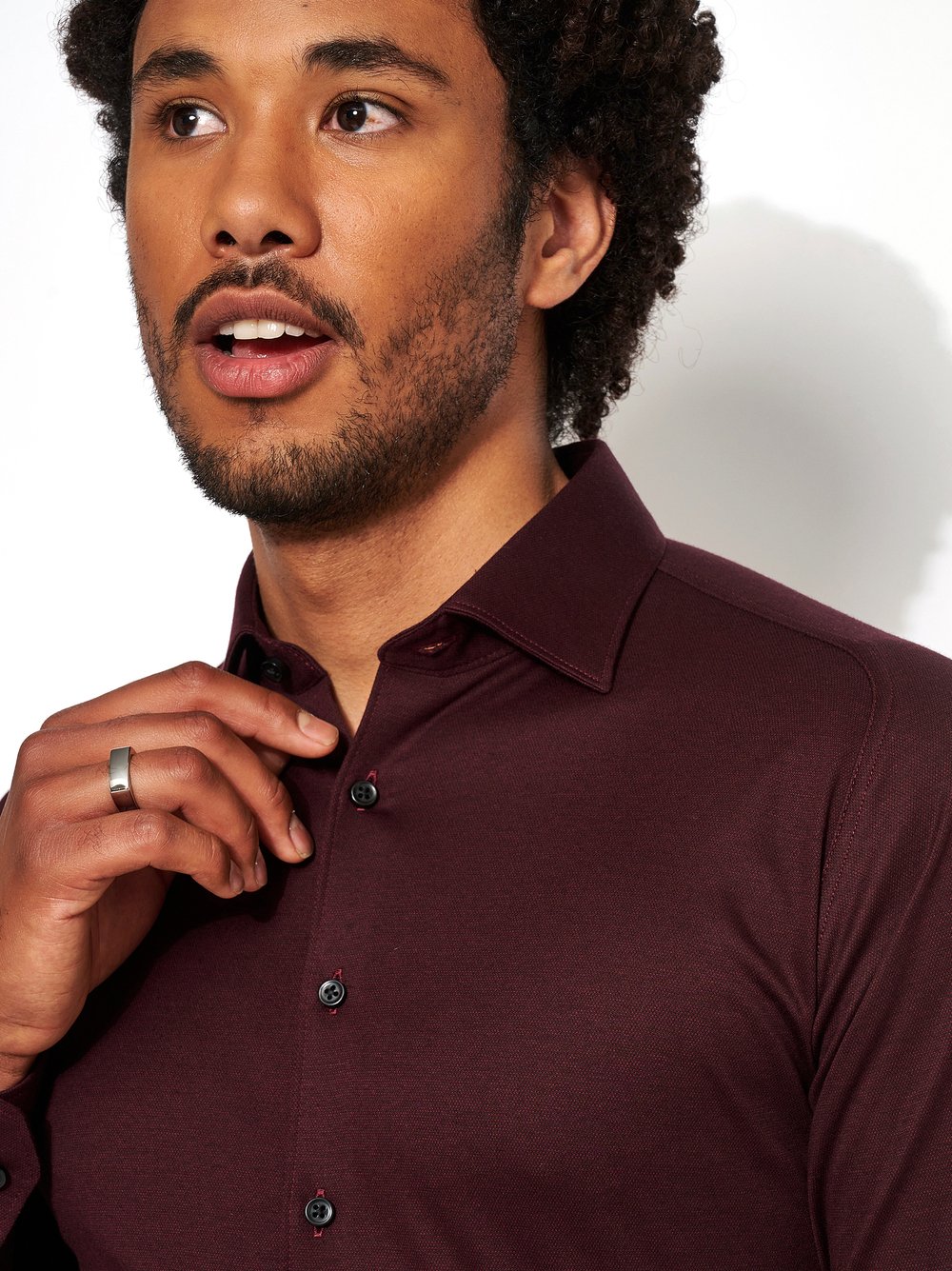 Mens shirt casual kent in dark burgundy pique, detail view