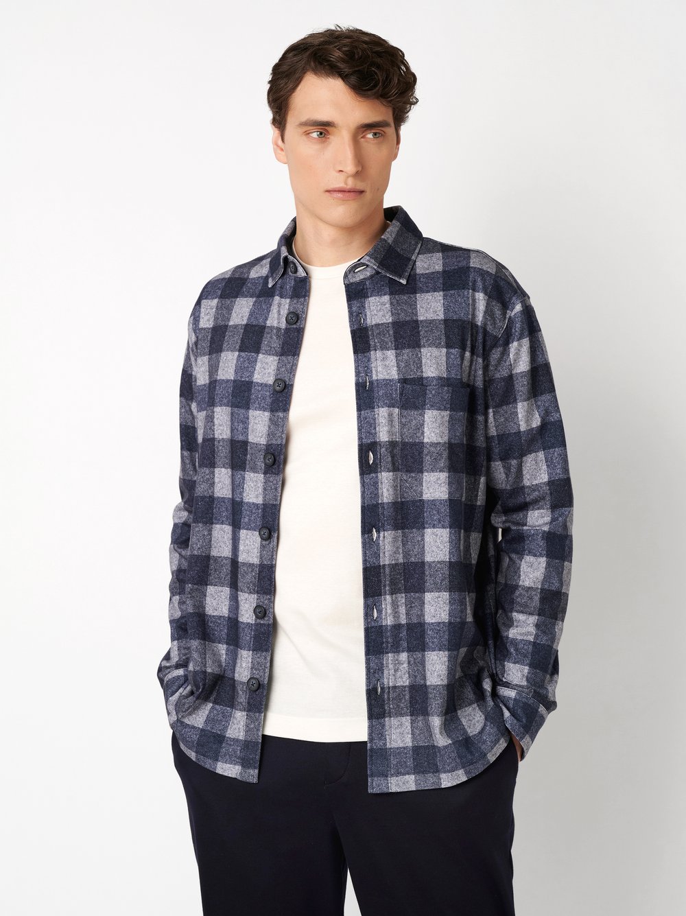 Herrenhemd Casual Shacket in grey blue flannel check, Frontansicht am Model getragen