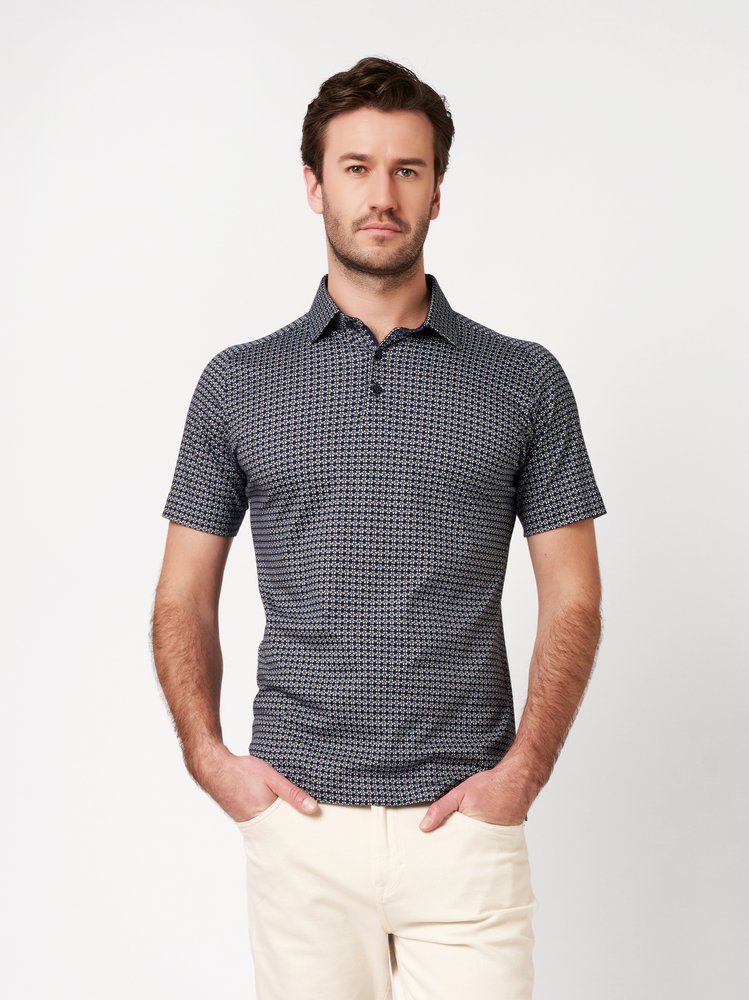 Herrenpolo Casual Kent in blue yellow sunflowers, Frontansicht am Model getragen