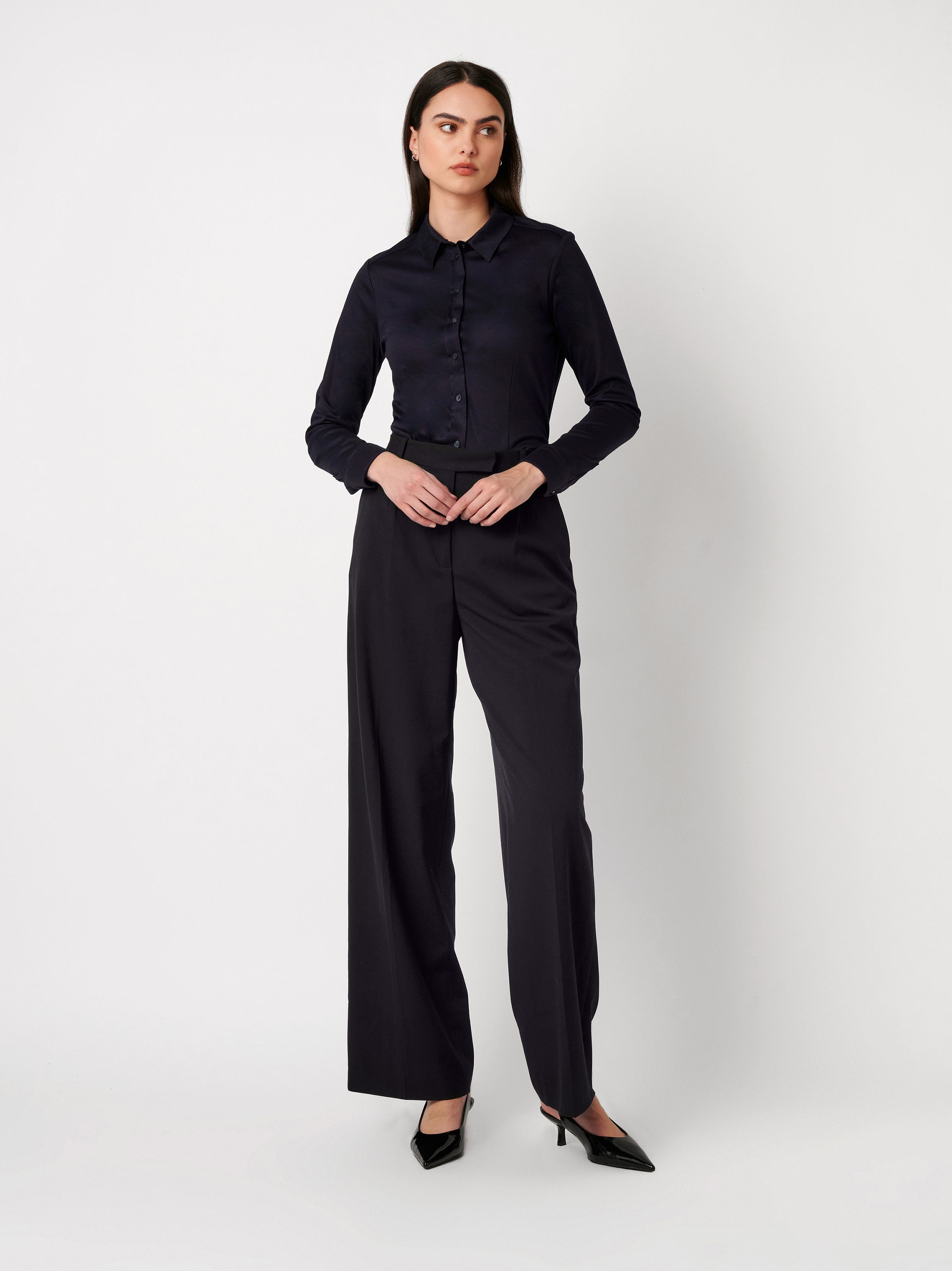 Damenbluse Pia in solid midnight blue, Outfitansicht am Model