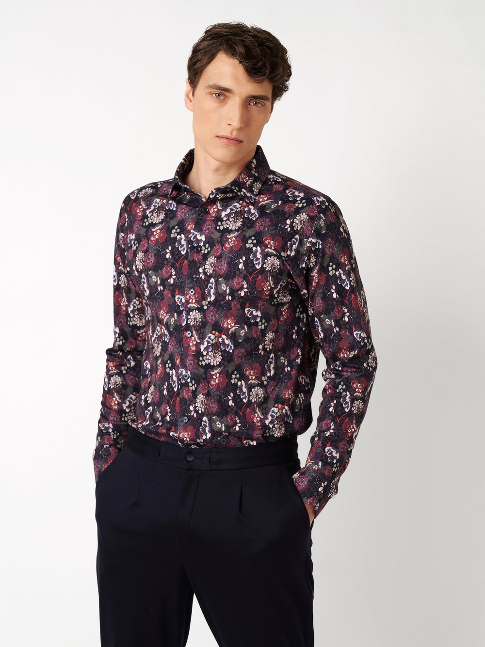Mens shirt casual kent in bordeaux autumn mood, front view worn by model