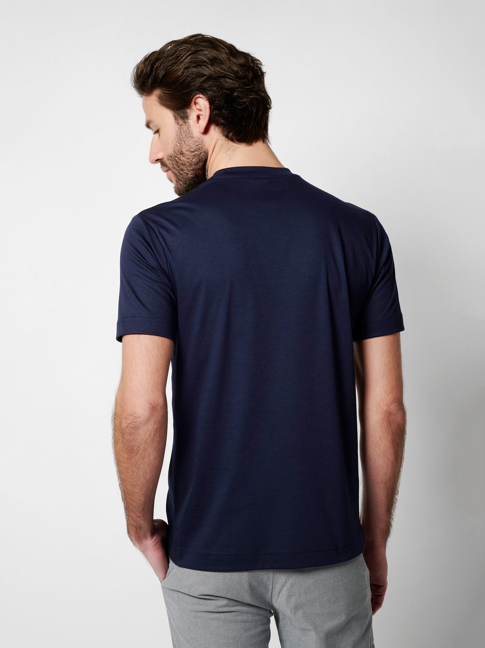 Herrenshirt Casual Roundneck in solid navy, Rueckansicht am Model getragen