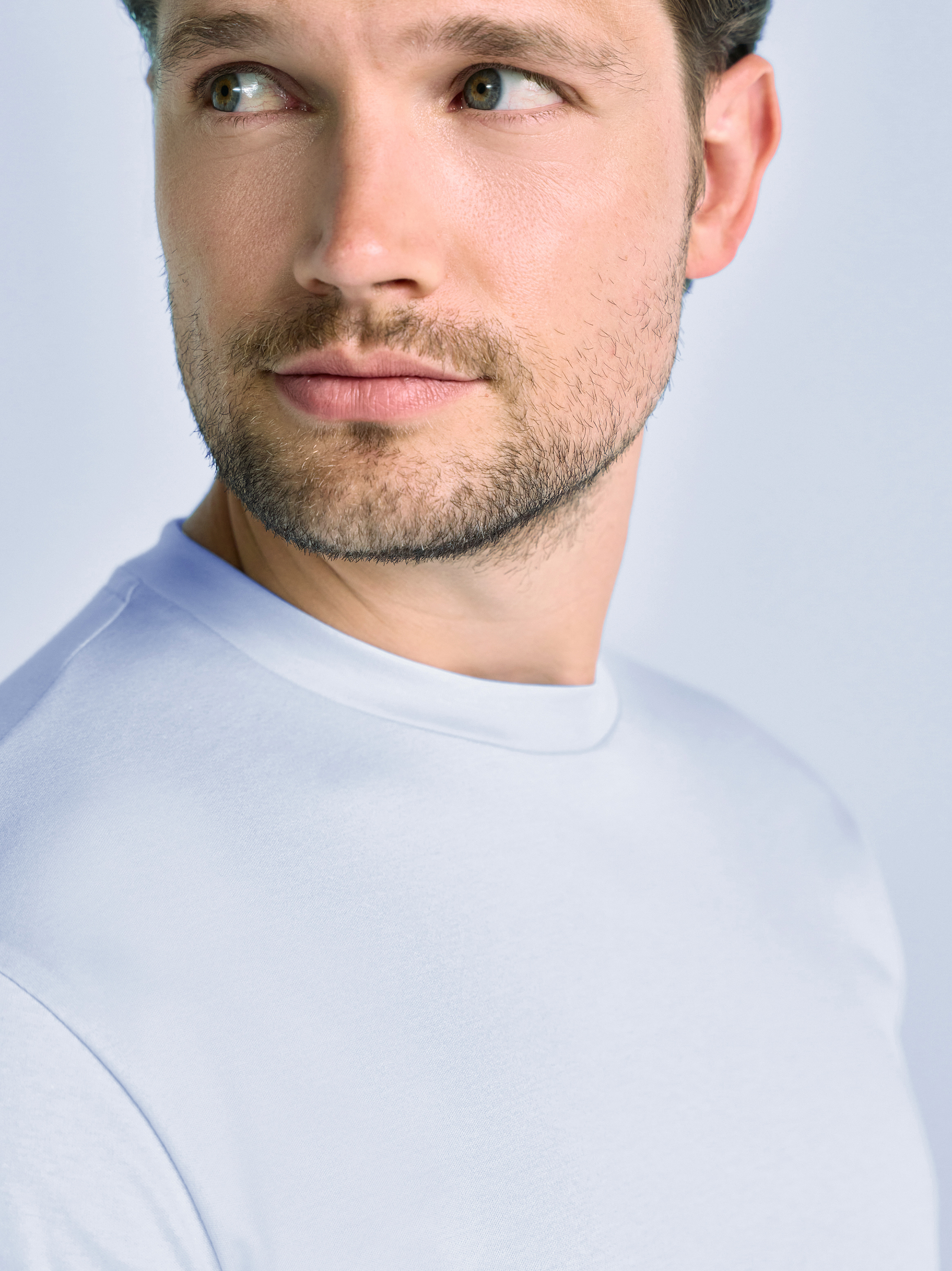 Mens T-shirt casual roundneck in solid light blue, detail view