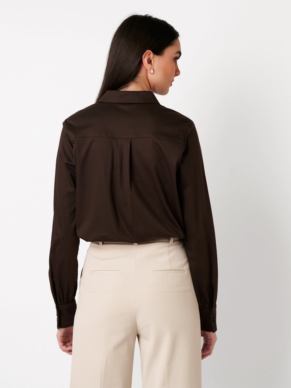 Damenbluse Lizzy in mocha, Rueckansicht am Model getragen