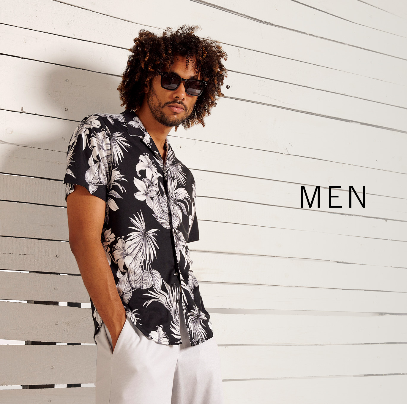 Mann in Jersey-Hawaiihemd von DESOTO – lässiger Look der Herrenkollektion.