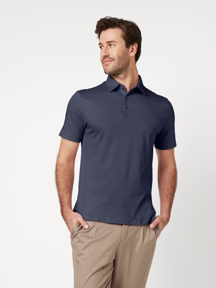Herrenpolo Essential Kent in navy pique, Frontansicht am Model getragen