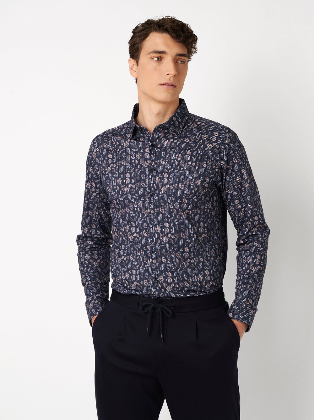 Mens shirt casual kent in deepnavy corduroy paisley, front view worn by model