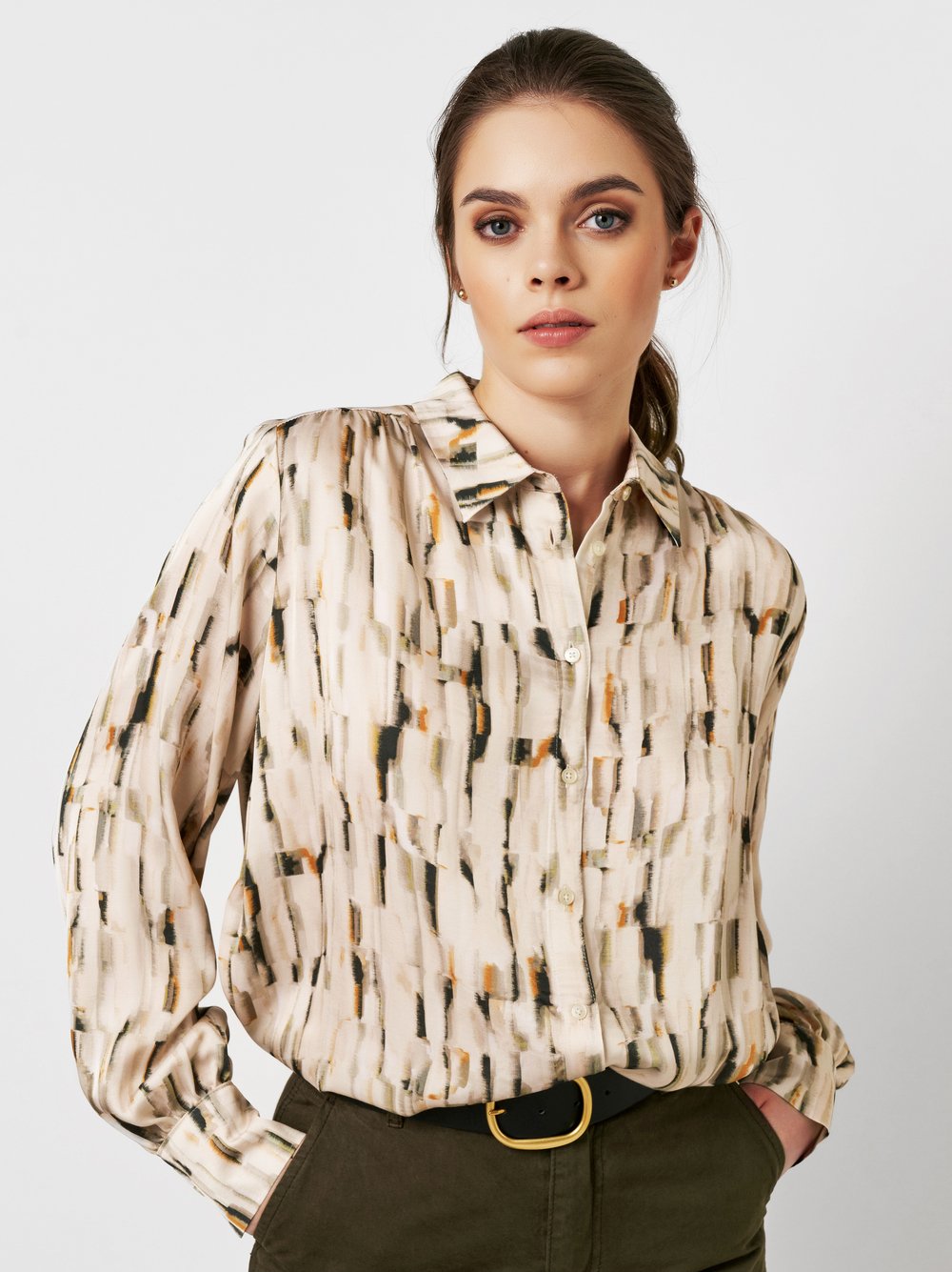 Bluse Lena abstract green neutral Vorderansicht Bluse Lena abstract green neutral Vorderansicht
