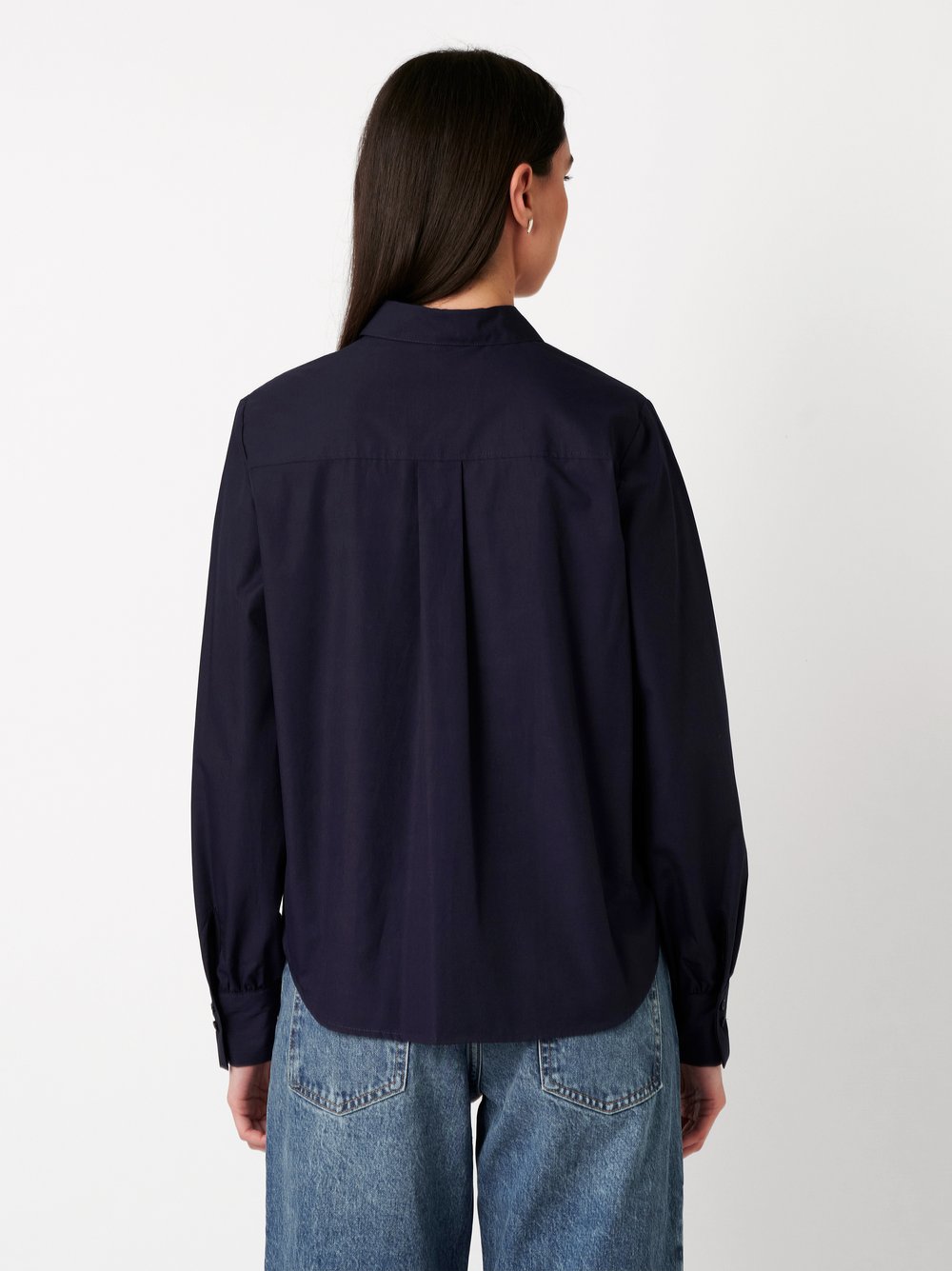 Damenbluse Lizzy in solid midnight blue, Rueckansicht am Model getragen