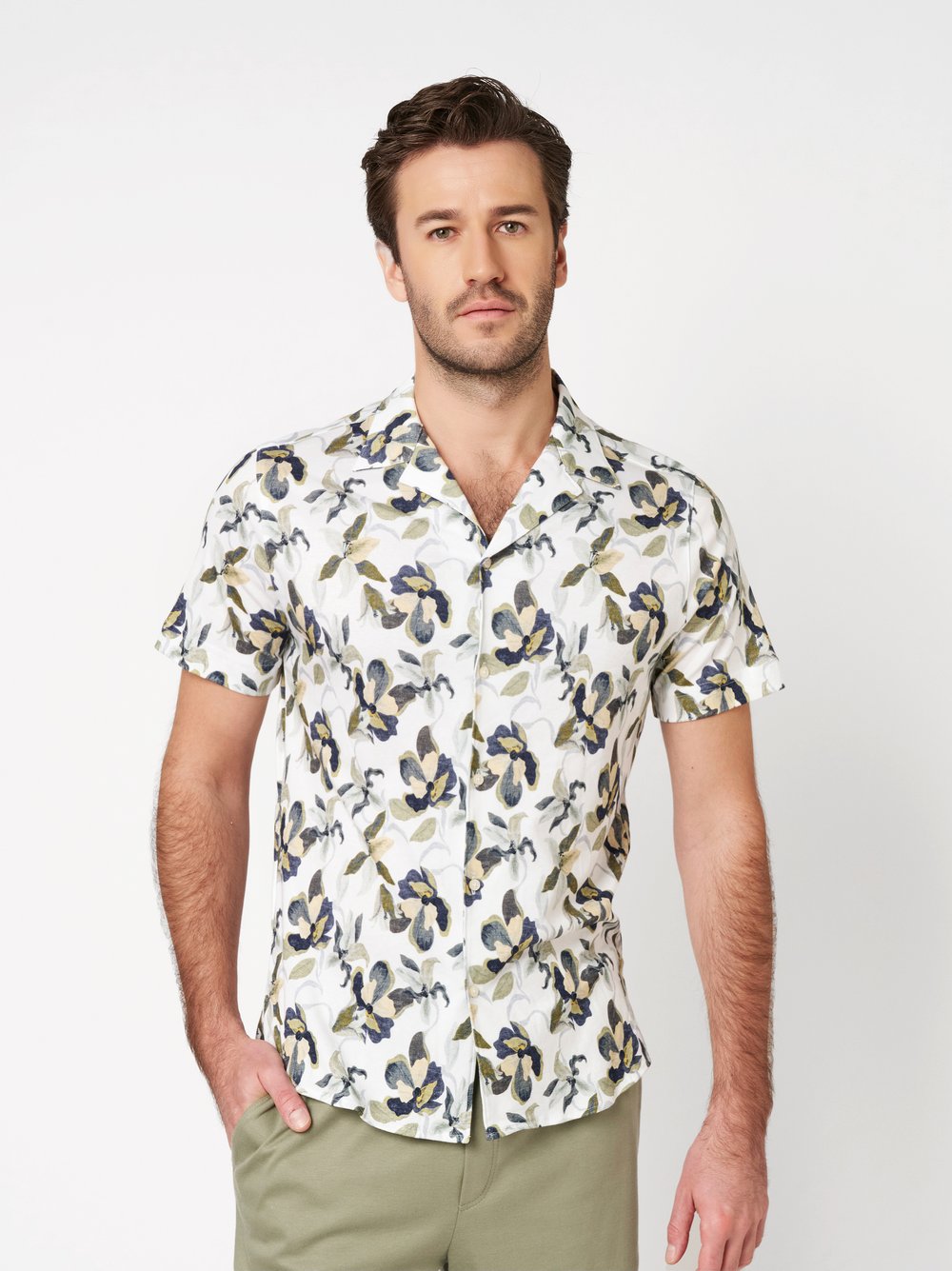 Mens shirt casual lido in green and blue flowers, front view worn by model