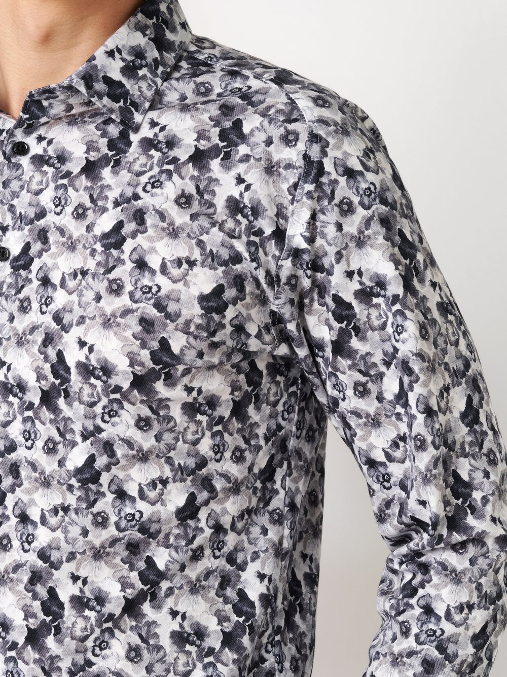 Mens shirt casual kent in greyish flowers, detail view