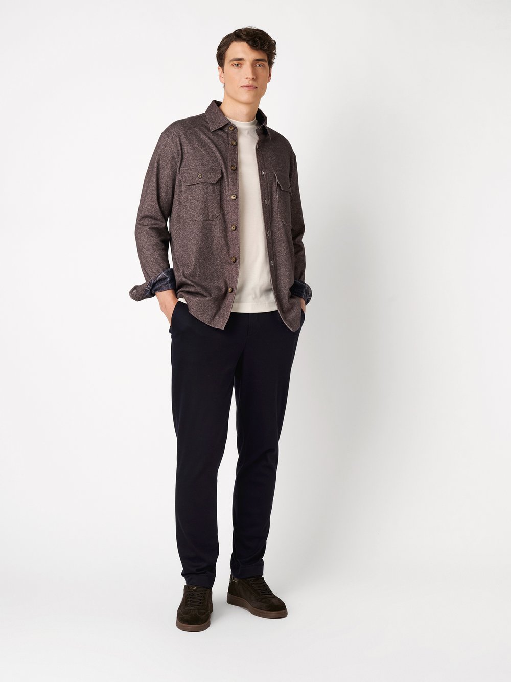 Herrenhemd Casual Shacket in brown twill, Outfitansicht am Model