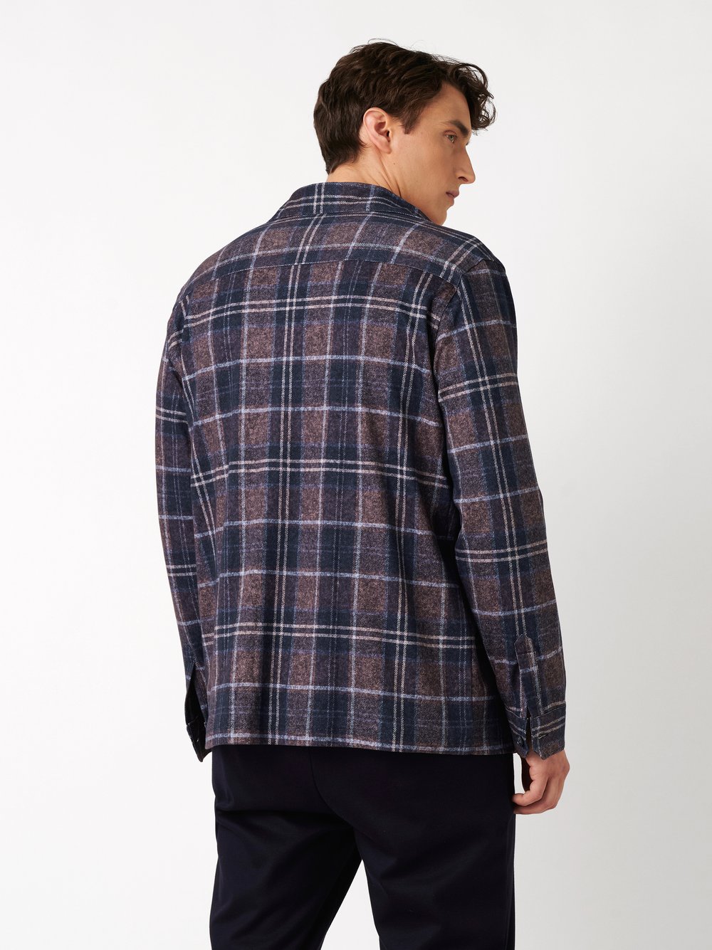 Herrenhemd Casual Shacket in navy brown flannel check, Rueckansicht am Model getragen