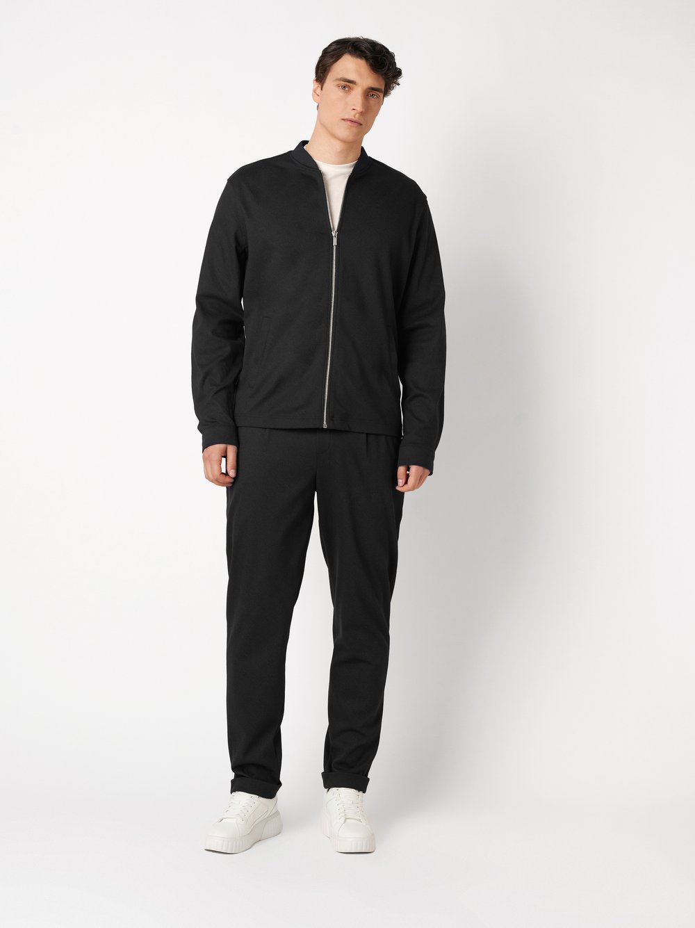 Herrenjacke Casual College Jacket in black twill, Outfitansicht am Model