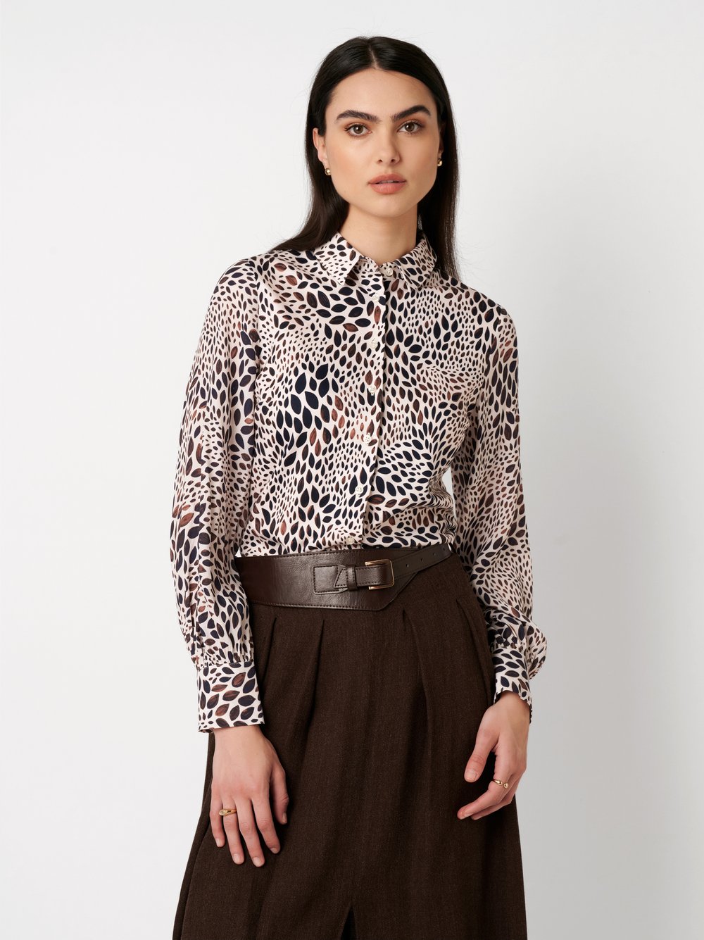 Damenbluse Pia in leaf mosaic mocha, Frontansicht am Model getragen